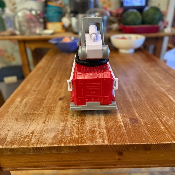 Paw Patrol Ultimate Rescue Marshall Fire Truck 03 w/ Lights, Sounds & Ladder - Picture 3 of 5